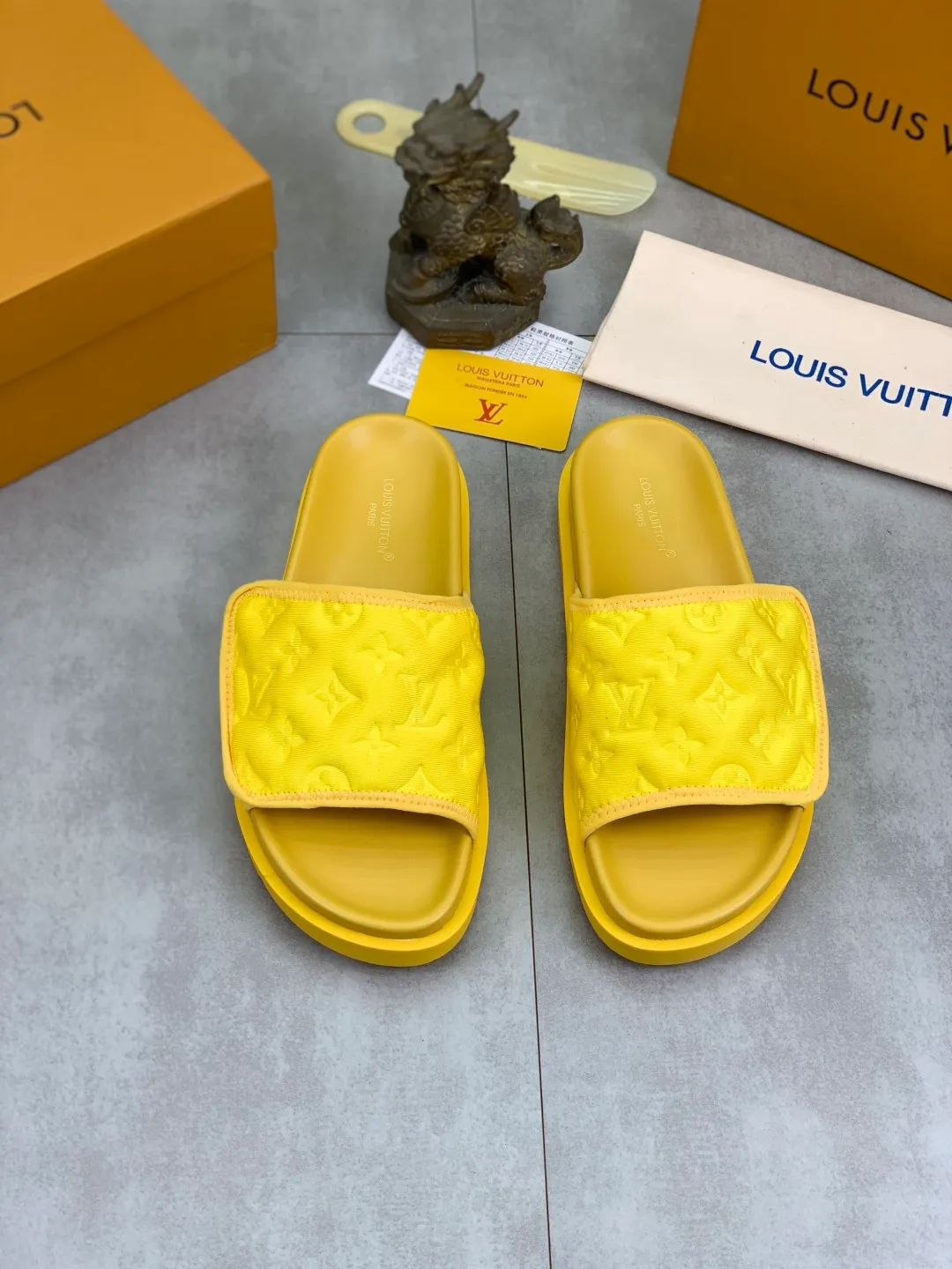 Men's shoes 💰P320 💰[New style]🆘 Original quality [LOUIS VUITTON] The popular Louis Vuitton LV men's slippers on the official website are on sale simultaneously! Original fabric imported from Italy, original factory special supply, code number: 38-44 (45 customized), many colors available